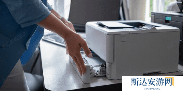 检查纸盒和滚轮 检查纸盒和滚轮